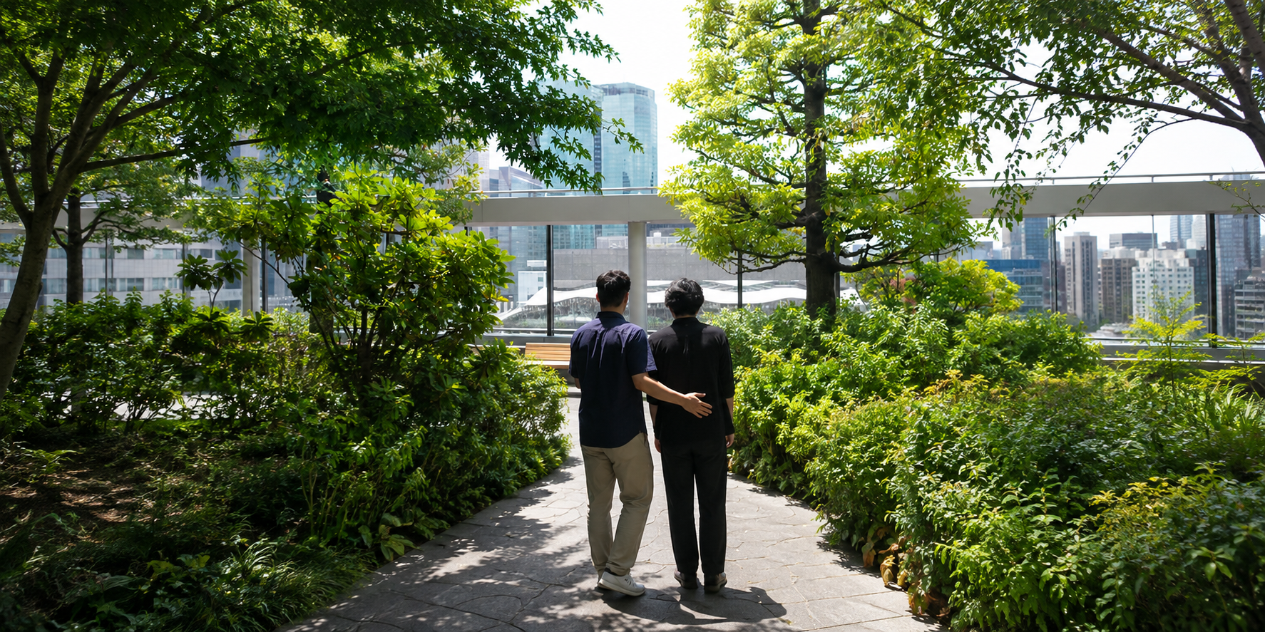 公園を一緒に歩くご夫婦とPDitスタッフ